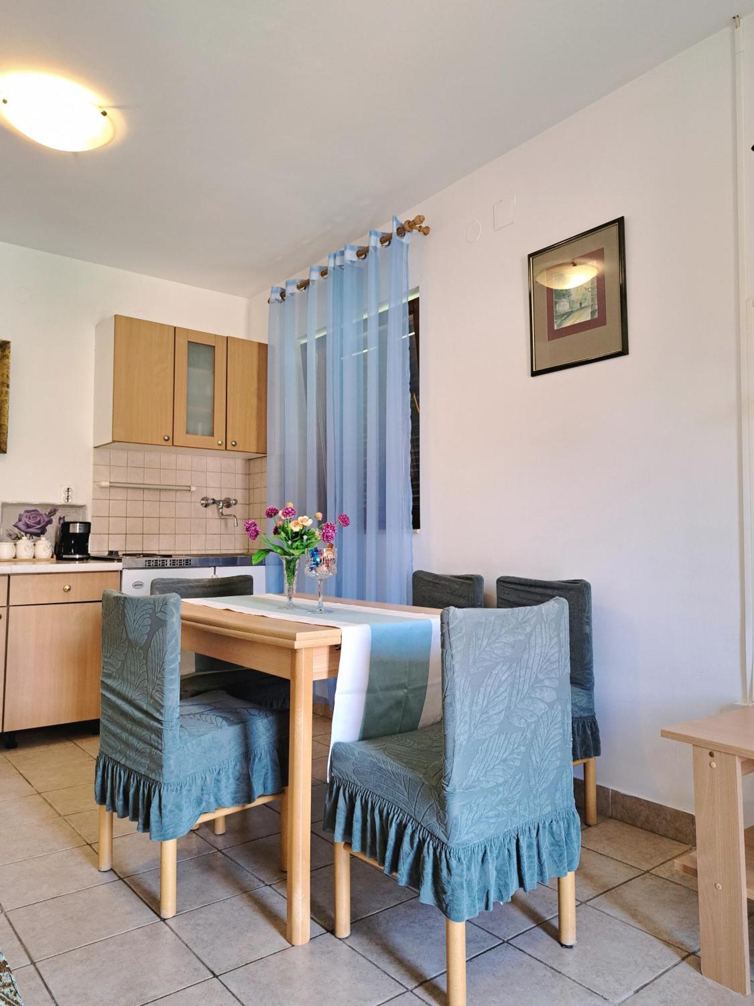 Apartments 1000 Flowers Stari Grad  Quarto foto